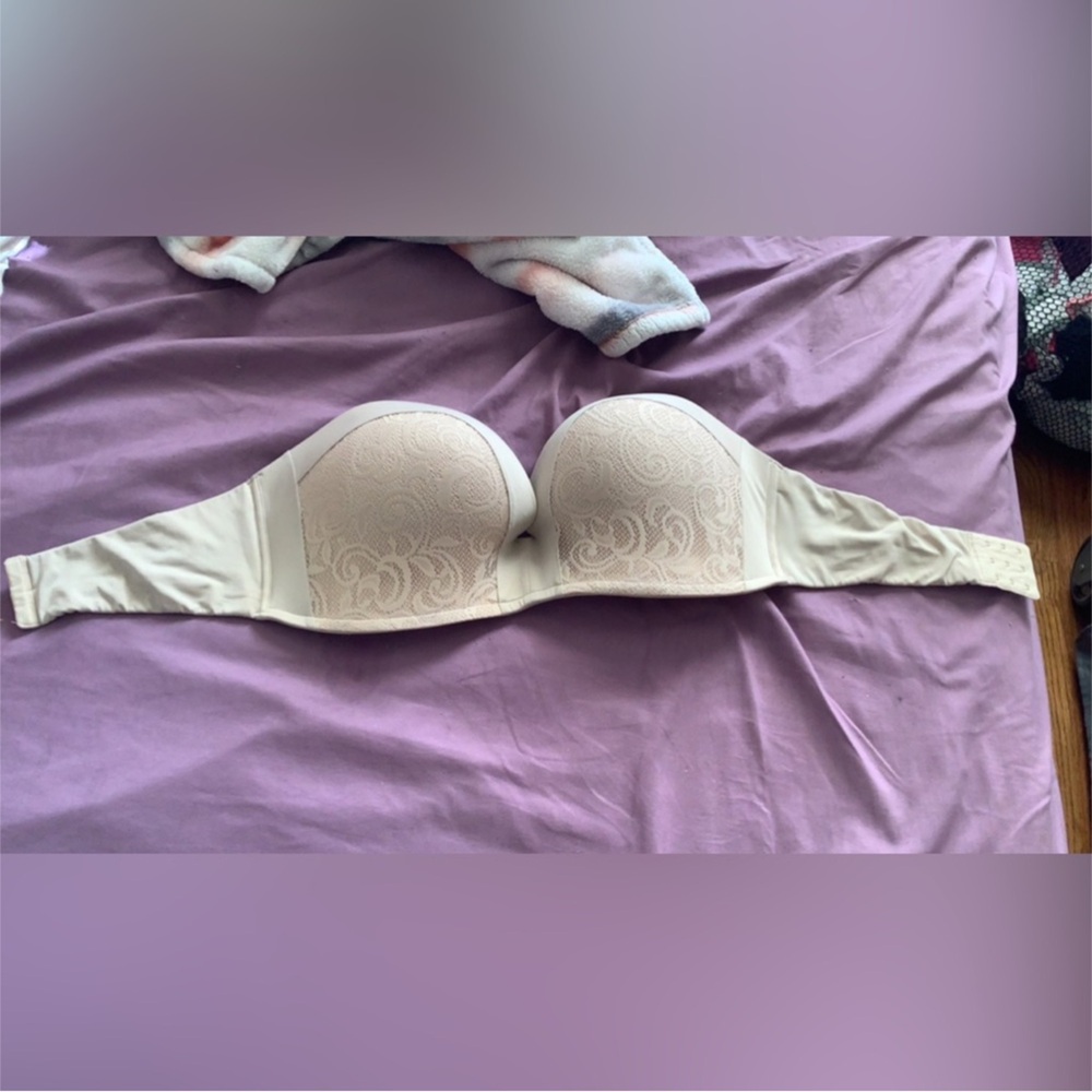 Strapless wireless lace E(DD) bra in nude/beige